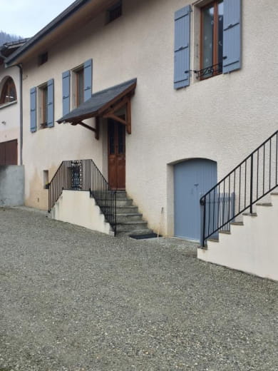 Entrée de la maison avec parking pour deux voitures