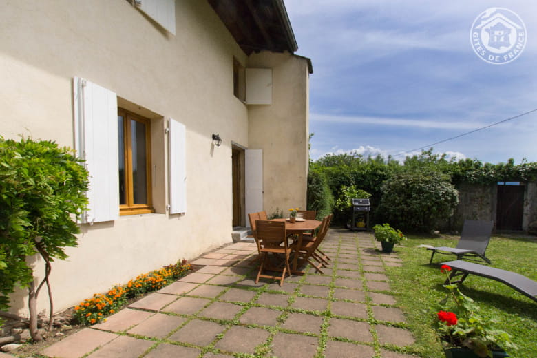 La terrasse devant le gîte.