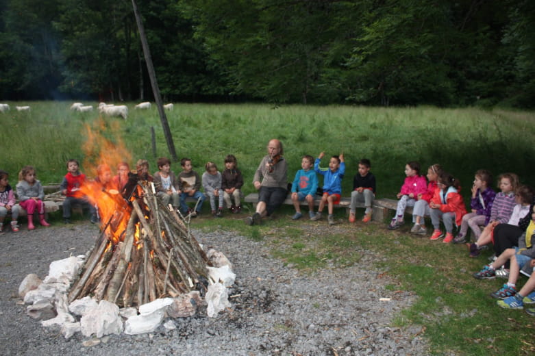 Veillée autour d'un feu de camp