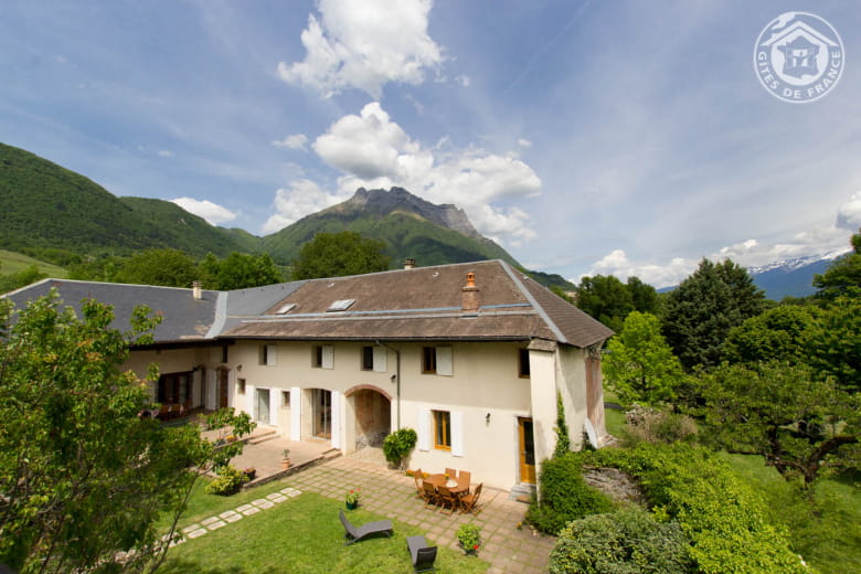 Le Gîte du Porche depuis la Tour du Château. 